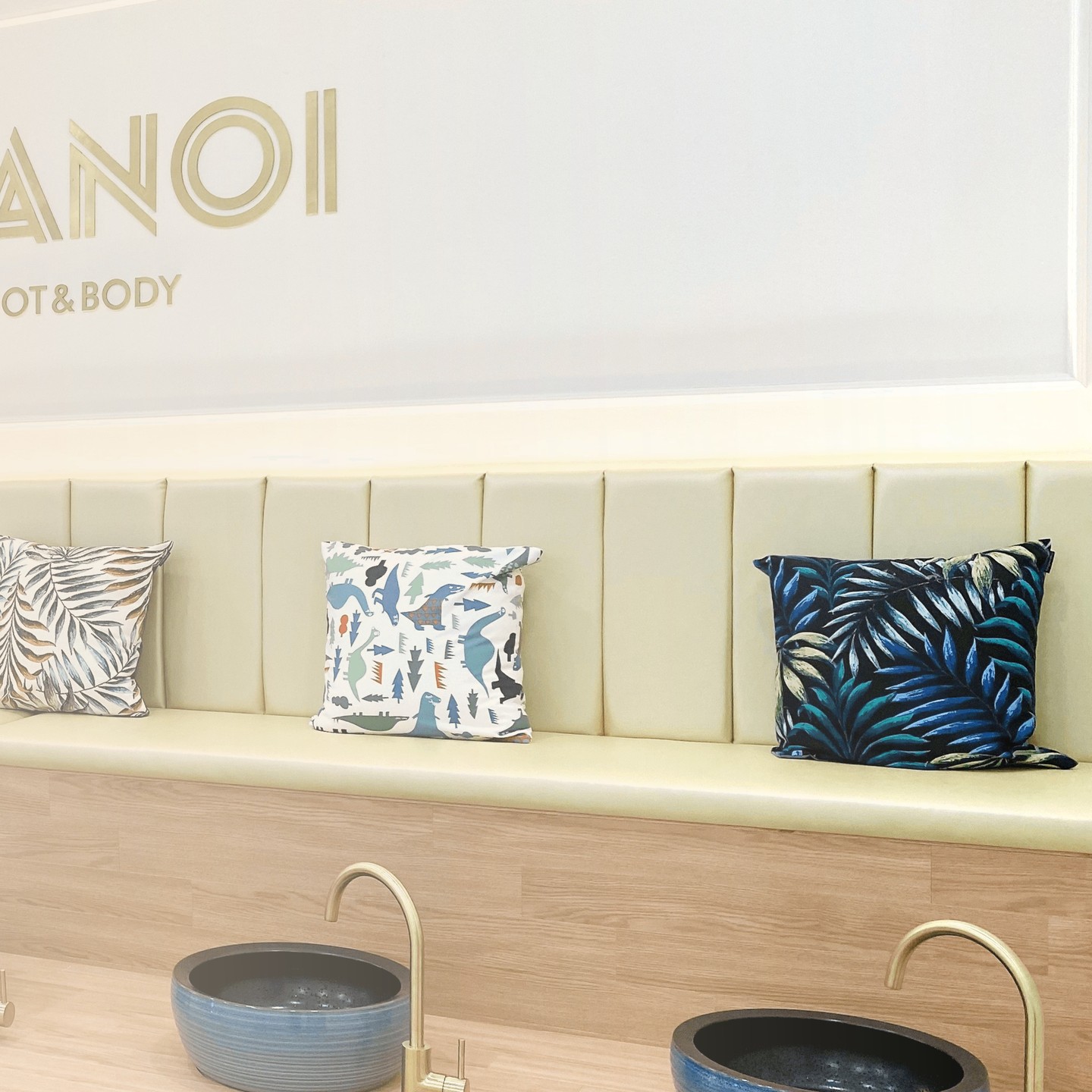 ⠀
#더하노이풋앤바디 #42번째가맹점
🎈여수 헤이븐호텔점 GRAND OPEN 🎈
⠀
#헤이븐호텔 투숙객 특별 할인 혜택
놓치지 말고, 꼭 방문해주세요 🙃
⠀
🌿쾌적한 인테리어 , 편안한 힐링 공간
🌿한국인 전문 테라피스트의 뛰어난 케어
🌿1:1 체형 맞춤 프로그램, 만족도 최상
🌿남녀노소 누구나 방문이 가능한 매장
⠀⠀
국내 최고 바디 전문 테라피샵 프랜차이즈
'더하노이풋앤바디' 차별화된 관리 시스템을
경험해보세요. 💫
⠀
⠀
💎 가맹문의 : 02_6739_5500