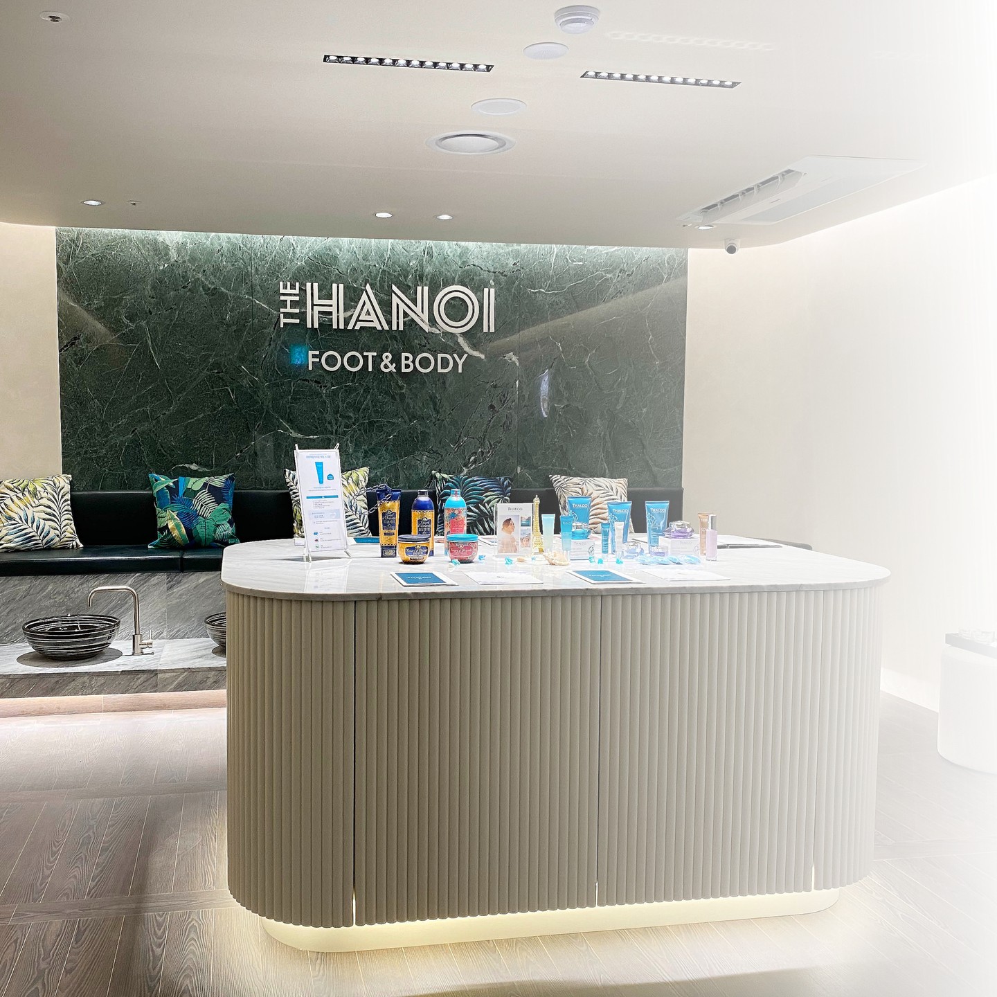 ⠀
#더하노이풋앤바디 #44번째가맹점
🎈인사동점 GRAND OPEN 🎈
⠀
오픈기념 50% 특별 할인 혜택
놓치지 말고, 꼭 방문해주세요 🙃
⠀
🌿쾌적한 인테리어 , 편안한 힐링 공간
🌿한국인 전문 테라피스트의 뛰어난 케어
🌿1:1 체형 맞춤 프로그램, 만족도 최상
🌿남녀노소 누구나 방문이 가능한 매장
⠀⠀
국내 최고 바디 전문 테라피샵 프랜차이즈
'더하노이풋앤바디' 차별화된 관리 시스템을
경험해보세요. 💫
⠀
⠀
💎 가맹문의 : 02_6739_5500