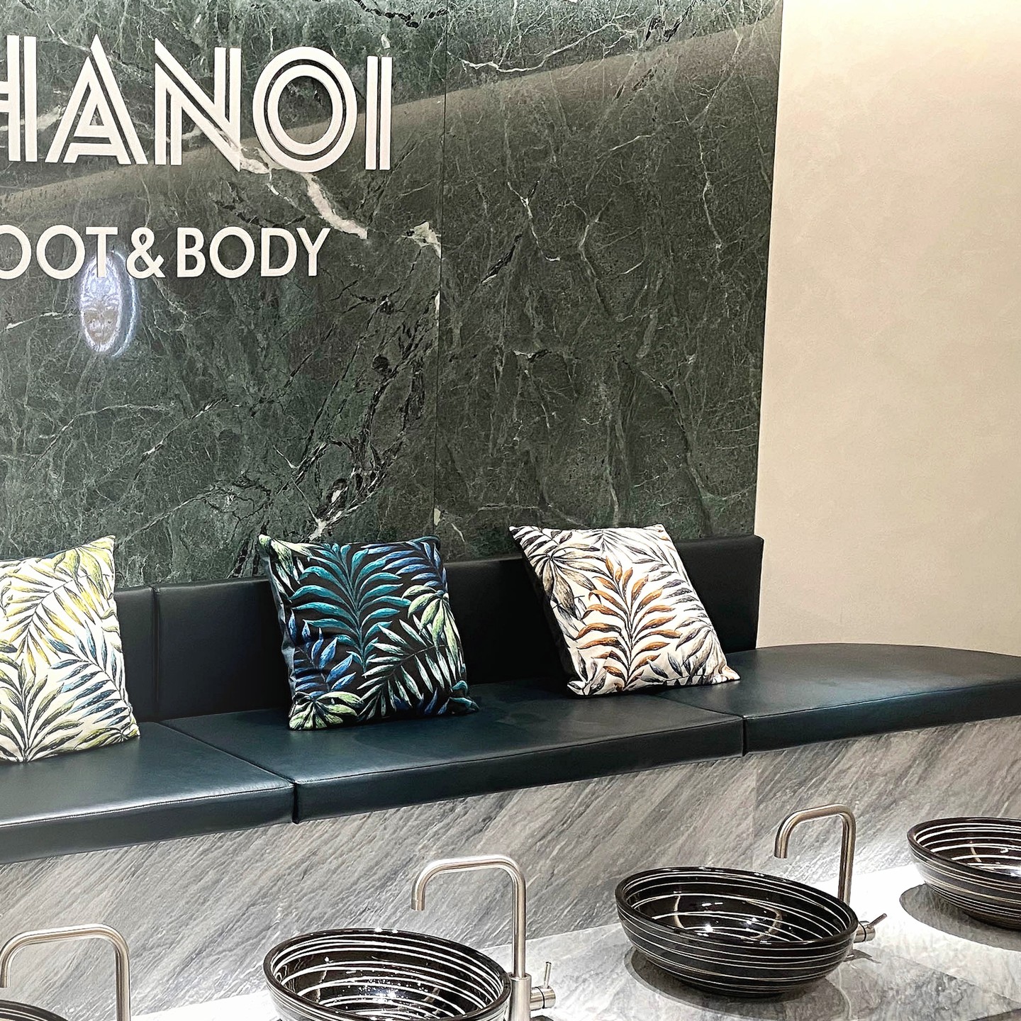 ⠀
#더하노이풋앤바디 #44번째가맹점
🎈인사동점 GRAND OPEN 🎈
⠀
오픈기념 50% 특별 할인 혜택
놓치지 말고, 꼭 방문해주세요 🙃
⠀
🌿쾌적한 인테리어 , 편안한 힐링 공간
🌿한국인 전문 테라피스트�의 뛰어난 케어
🌿1:1 체형 맞춤 프로그램, 만족도 최상
🌿남녀노소 누구나 방문이 가능한 매장
⠀⠀
국내 최고 바디 전문 테라피샵 프랜차이즈
'더하노이풋앤바디' 차별화된 관리 시스템을
경험해보세요. 💫
⠀
⠀
💎 가맹문의 : 02_6739_5500