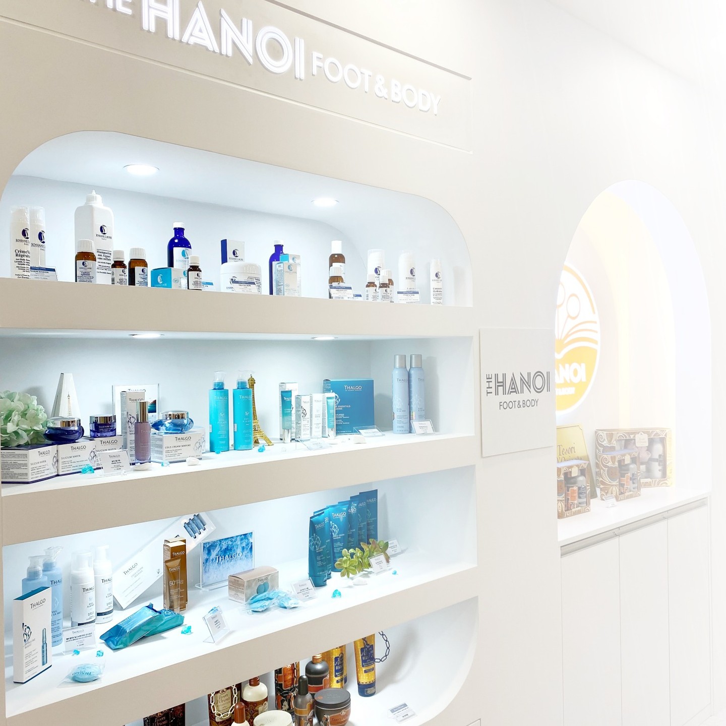 ⠀
#더하노이풋앤바디 #45번째가맹점
🎈영종도점 GRAND OPEN 🎈
⠀
오픈기념 50% 특별 할인 혜택
놓치지 말고, 꼭 방문해주세요 🙃
⠀
🌿쾌적한 인테리어 , 편안한 힐링 공간
🌿한국인 전문 테라피스트의 뛰어난 케어
🌿1:1 체형 맞춤 프로그램, 만족도 최상
🌿남녀노소 누구나 방문이 가능한 매장
⠀⠀
국내 최고 바디 전문 테라피샵 프랜차이즈
'더하노이풋앤바디' 차별화된 관리 시스템을
경험해보세요. 💫
⠀
⠀
💎 가맹문의 : 02_6739_5500